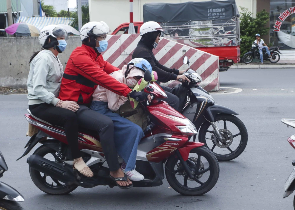 Nhiều trẻ em mệt mỏi, vật vã khi theo cha mẹ về quê nghỉ lễ. Ảnh: HUỲNH DU