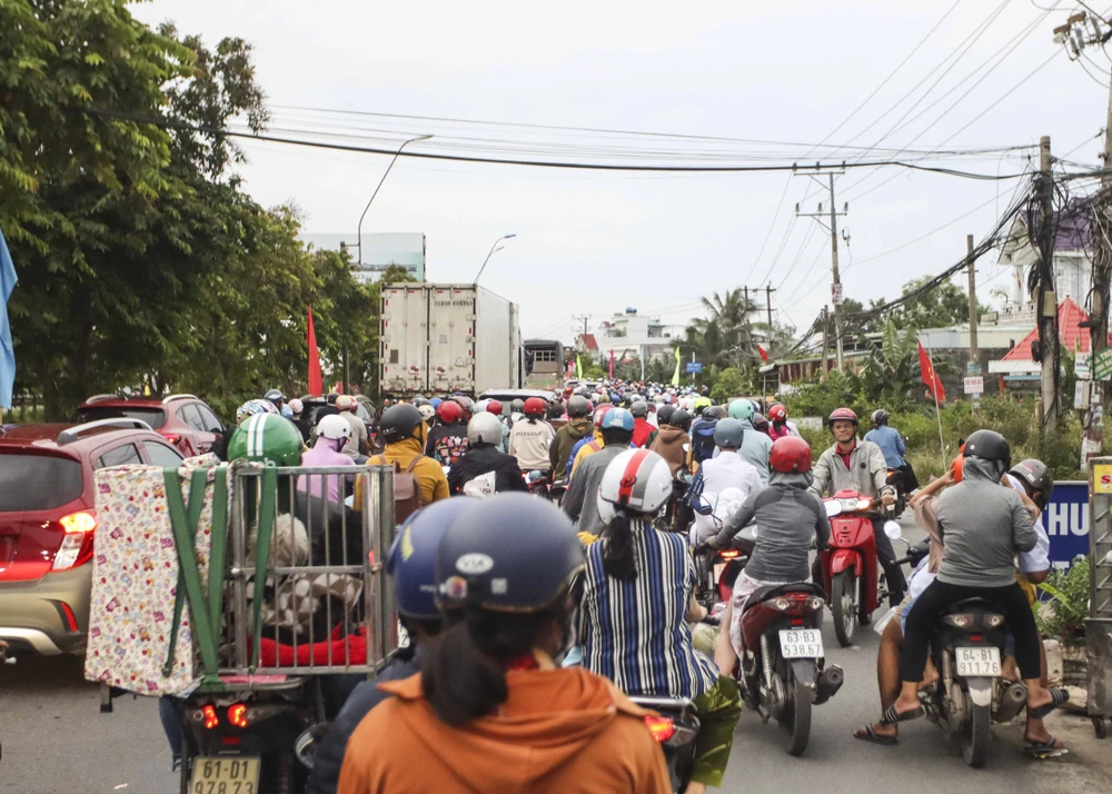 Khu vực Cầu Voi bị ùn ứ, các phương tiện phải di chuyển chậm. Ảnh:HD