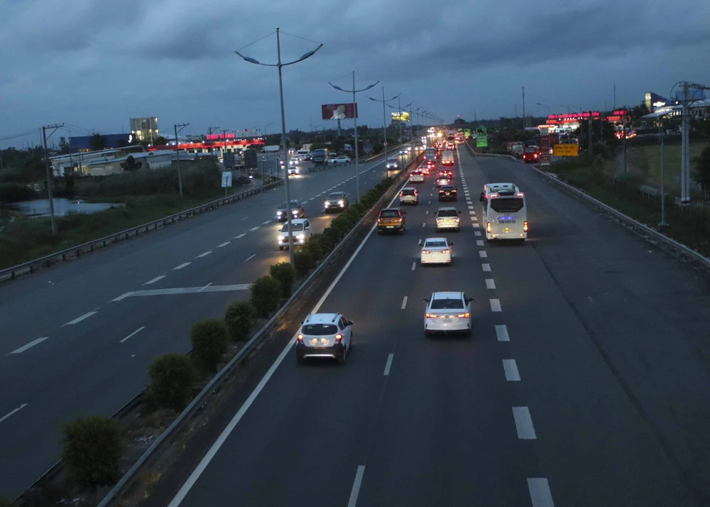 Cao tốc TP.HCM - Trung Lương đoạn trạm dừng chân, phương tiện đông nhưng không ùn tắc. Ảnh: HUỲNH DU