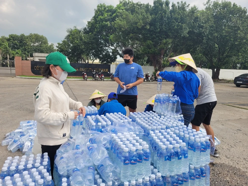 Chiều 4-9, nhóm tình nguyện đã chuẩn bị sẵn để hỗ trợ người đi đường trở lại TP.HCM sau kỳ nghỉ lễ. Ảnh: HD