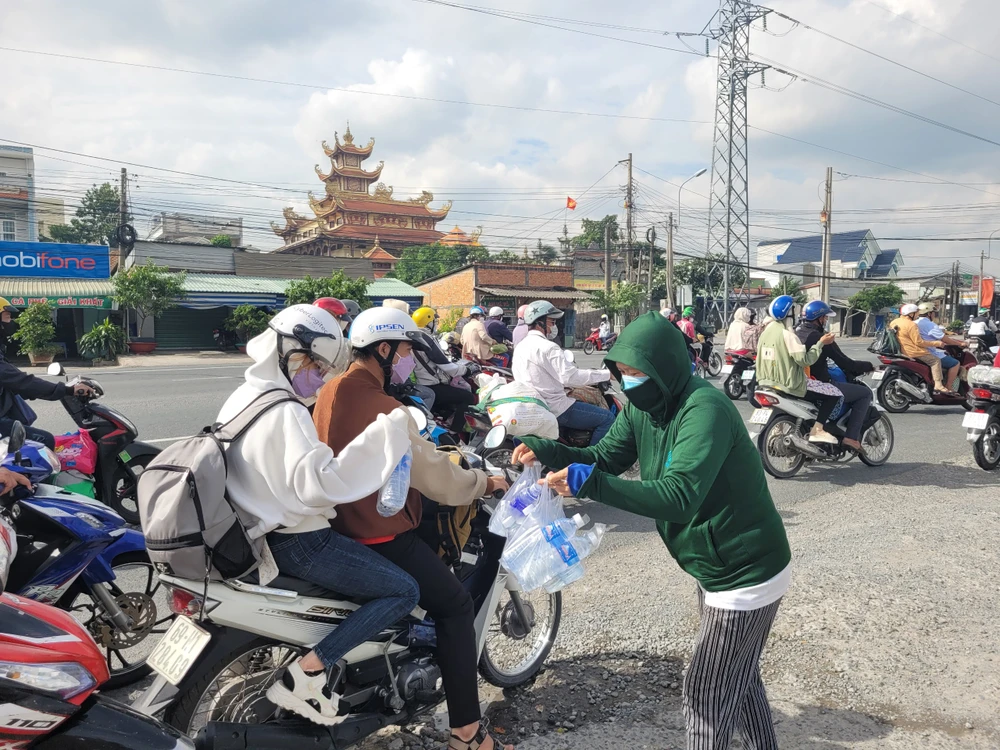 Nhiều người đi đường vui mừng đón nhận quà từ nhóm tình nguyện. Ảnh: HD