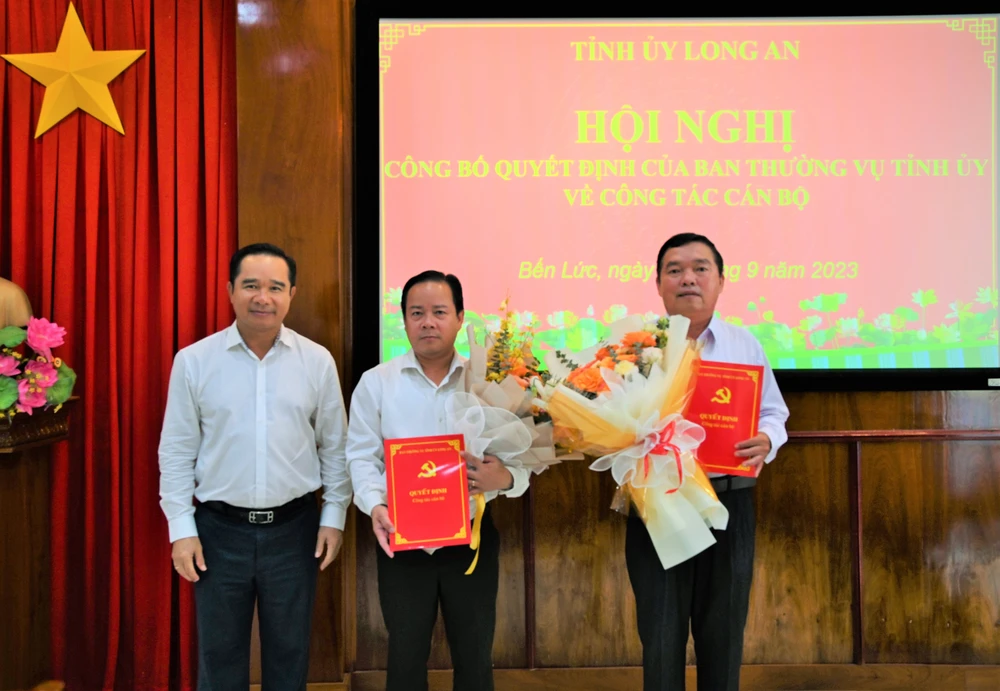 Bí thư tỉnh ủy - Nguyễn Văn Được trao quyết định cho ông Trần Hoàng Nhân và ông Nguyễn Đăng Minh Xuân. Ảnh: KIM PHƯỢNG
