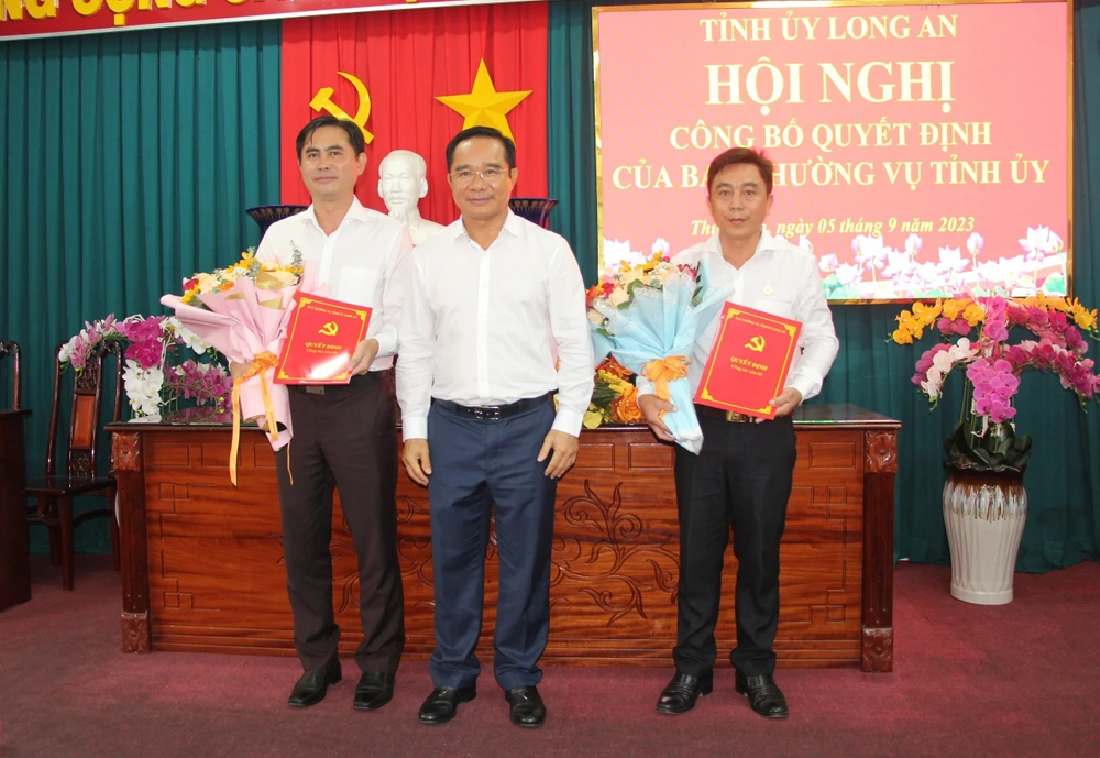 Bí thư tỉnh ủy - Nguyễn Văn Được trao quyết định cho ông Trần Thế Luân và ông Lê Hoàng Hùng. Ảnh: MỘNG ĐÀO