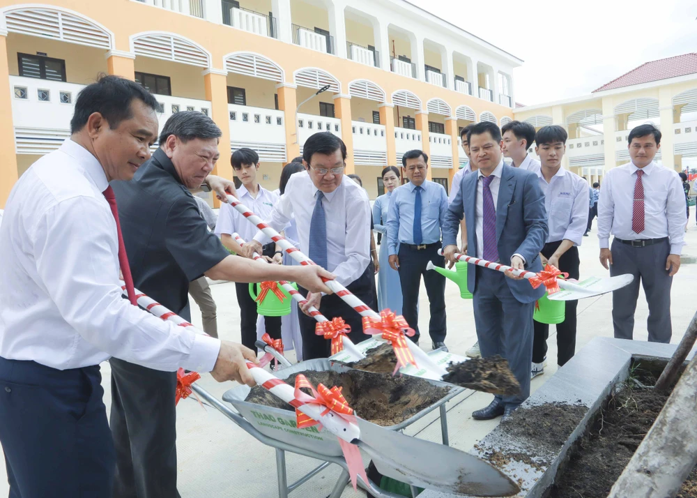 Lãnh đạo Trung ương và địa phương tham gia trồng cây lưu niệm tại trường. Ảnh:HUỲNH DU