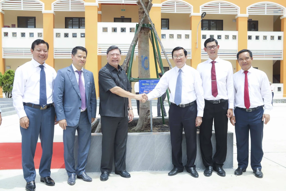 Lãnh đạo Trung ương và địa phương trồng cây lưu niệm tại trường. Ảnh: HUỲNH DU