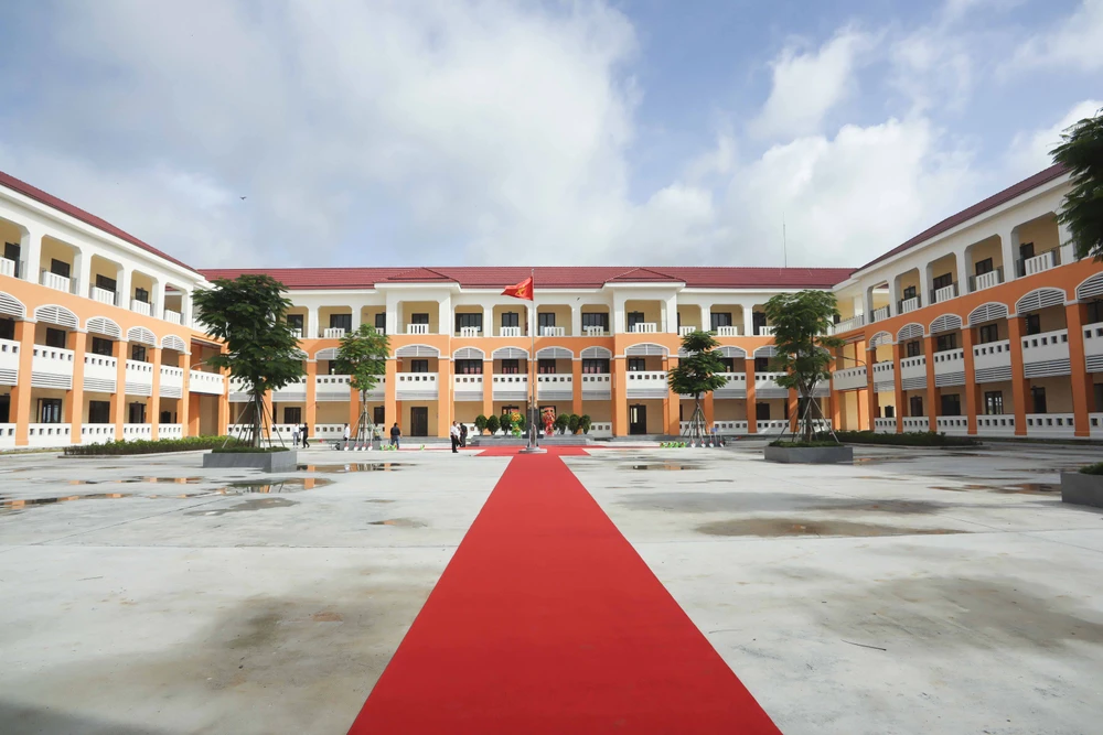 Trường THPT Nguyễn Trung Trực có 72 phòng học, quy mô 3 tầng với diện tích 3,7ha. Ảnh:HD