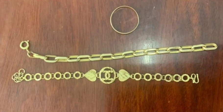 Tang vật mà Trí đã trộm tại quán tạp hóa. Ảnh: CA