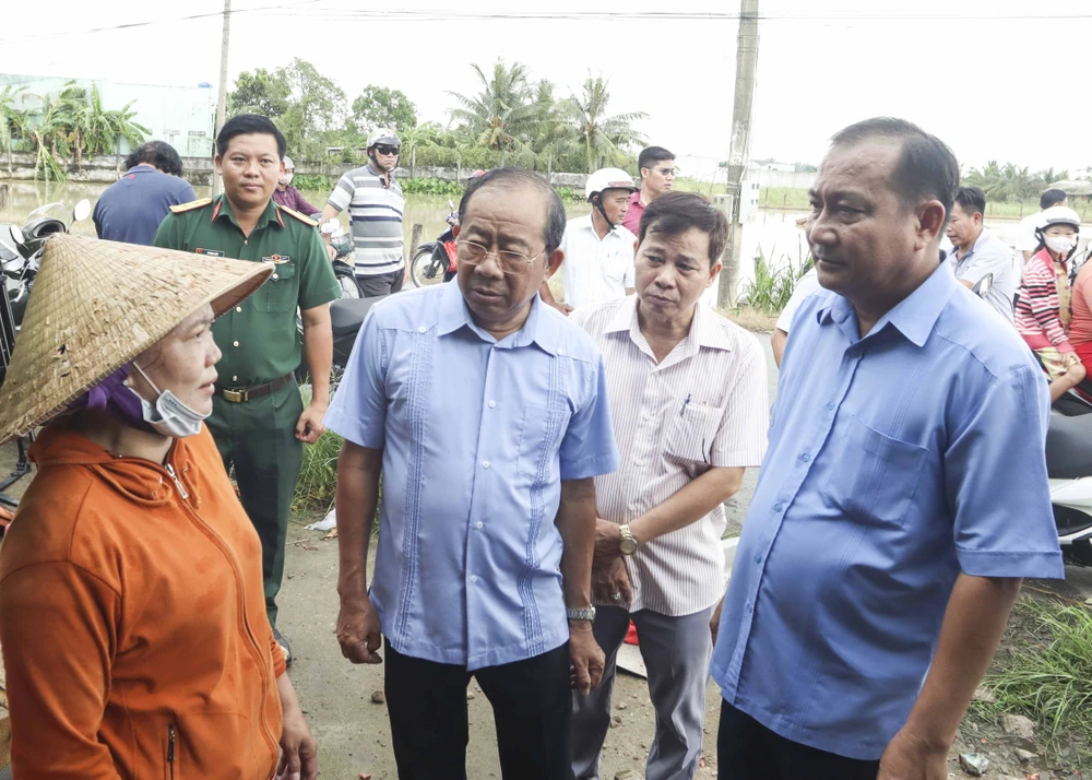 Lãnh đạo Sở Nông nghiệp và phát triển nông thôn tỉnh Long An cùng lãnh đạo huyện ủy huyện Châu Thành đến thăm hỏi động viên người dân bị thiệt hại do lốc xoáy. Ảnh: HUỲNH DU