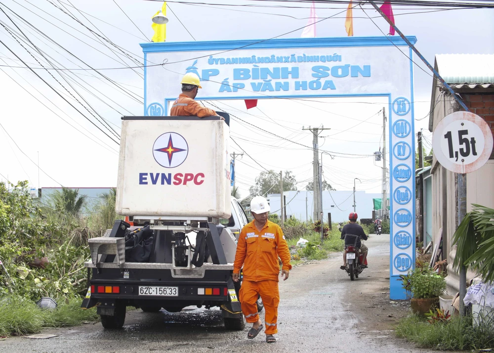 Điện lực huyện Châu Thành đang tích cực sửa chữa những đường dây điện bị hư do cơn lốc xoáy gây ra. Ảnh: HUỲNH DU