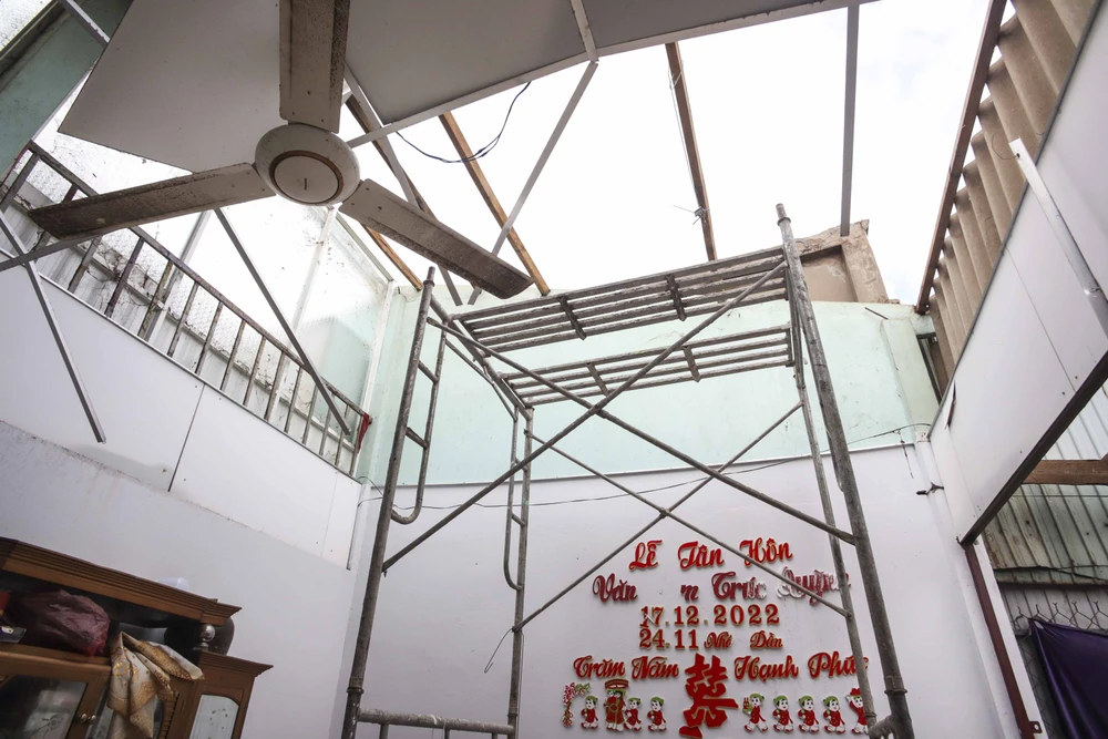 Mưa lớn, kèm theo lốc xoáy làm tốc mái hoàn toàn một căn nhà của người dân ở xã Hòa Phú. Ảnh: HUỲNH DU