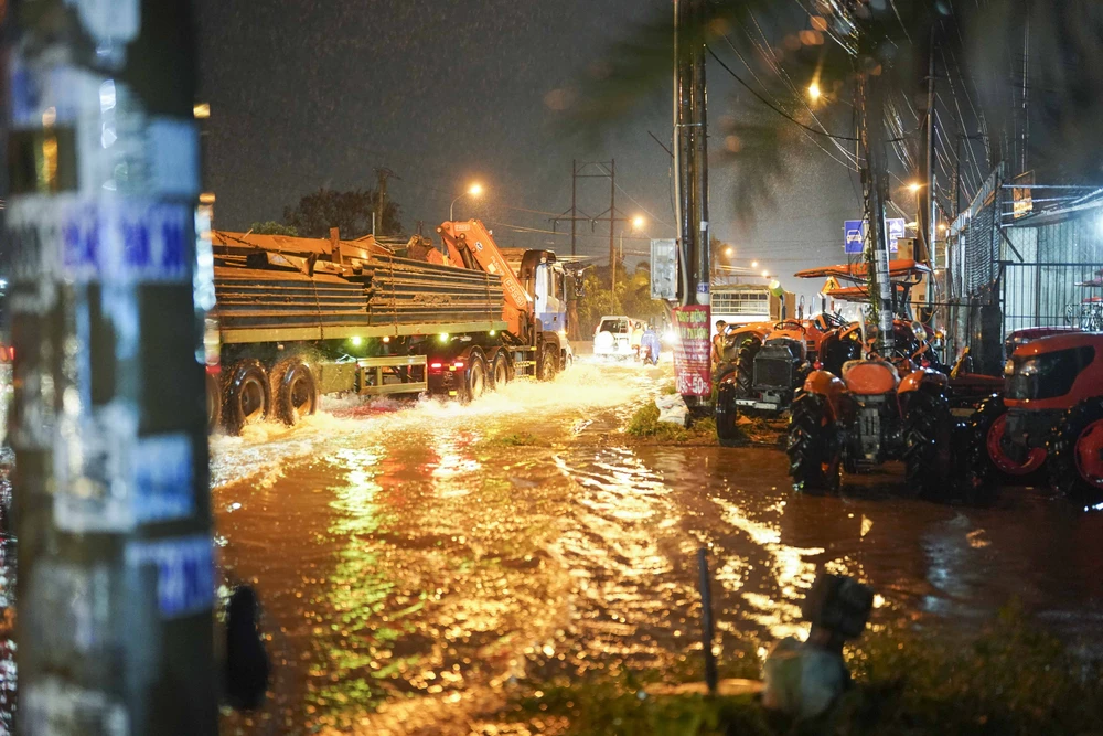 Một cửa hàng tại bán máy nông nghiệp ở xã Mỹ Yên bị ngập sâu trong nước. Ảnh:HD