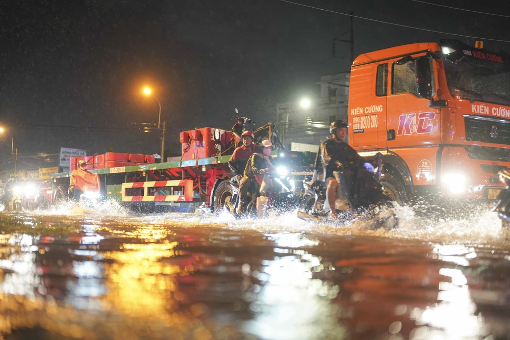 Quốc lộ 1 (Đoạn qua xã Mỹ Yên) ngập sâu, các phương tiện phải chạy ra giữa đường. Ảnh:HD