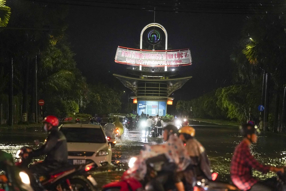 Nhiều xe máy bị ngập nước, chết máy trước cổng KCN Vĩnh lộc 2 (xã, Long Hiệp, huyện Bến Lức) Ảnh: HD