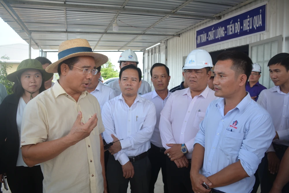 Bí thư Tỉnh ủy Long An trao đổi với nhà thầu thi công. Ảnh: HD