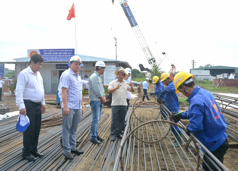 Bí thư Tỉnh ủy Nguyễn Văn Được (người đứng giữa, áo vàng) khảo sát tại công trường vành đai 3. Ảnh: HD