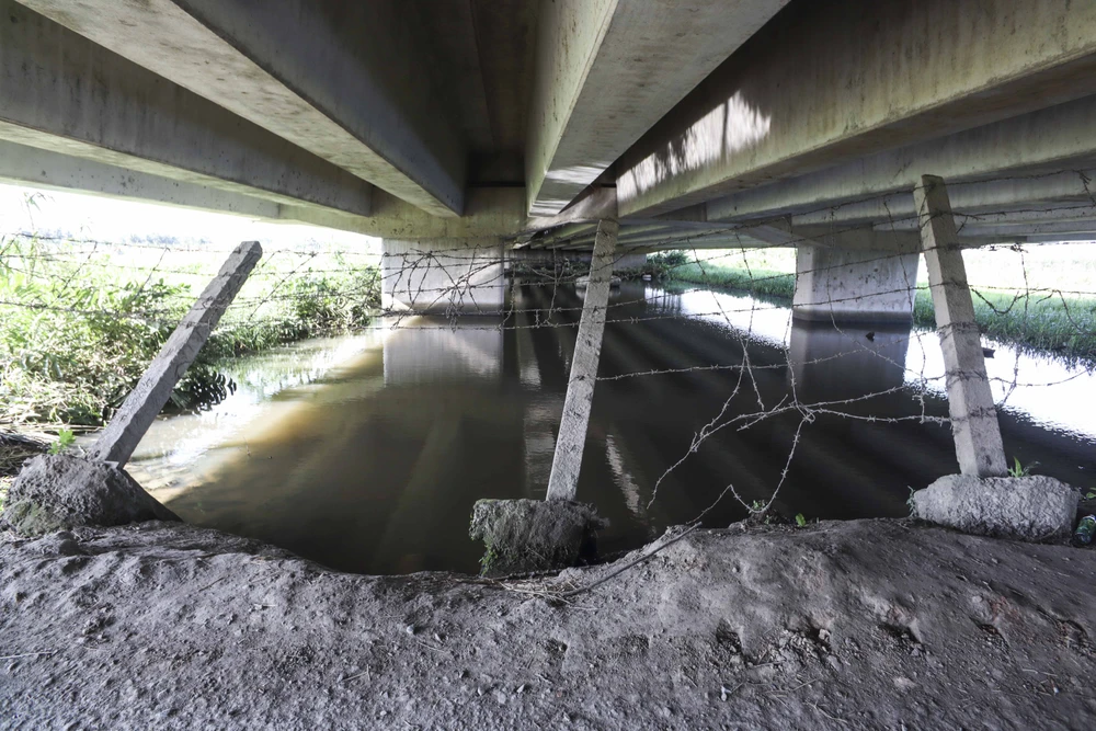 Cặp theo đường cao tốc, nhiều đoạn hàng rào thuộc địa bàn Xã Lợi Bình Nhơn (TP. Tân An) bị cắt, phá, bị ngã nghiêng hư hỏng. Ảnh: HUỲNH DU Cặp theo đường cao tốc, nhiều đoạn hàng rào thuộc địa bàn Xã Lợi Bình Nhơn (TP. Tân An) bị cắt, phá, bị ngã nghiêng hư hỏng. Ảnh: HUỲNH DU