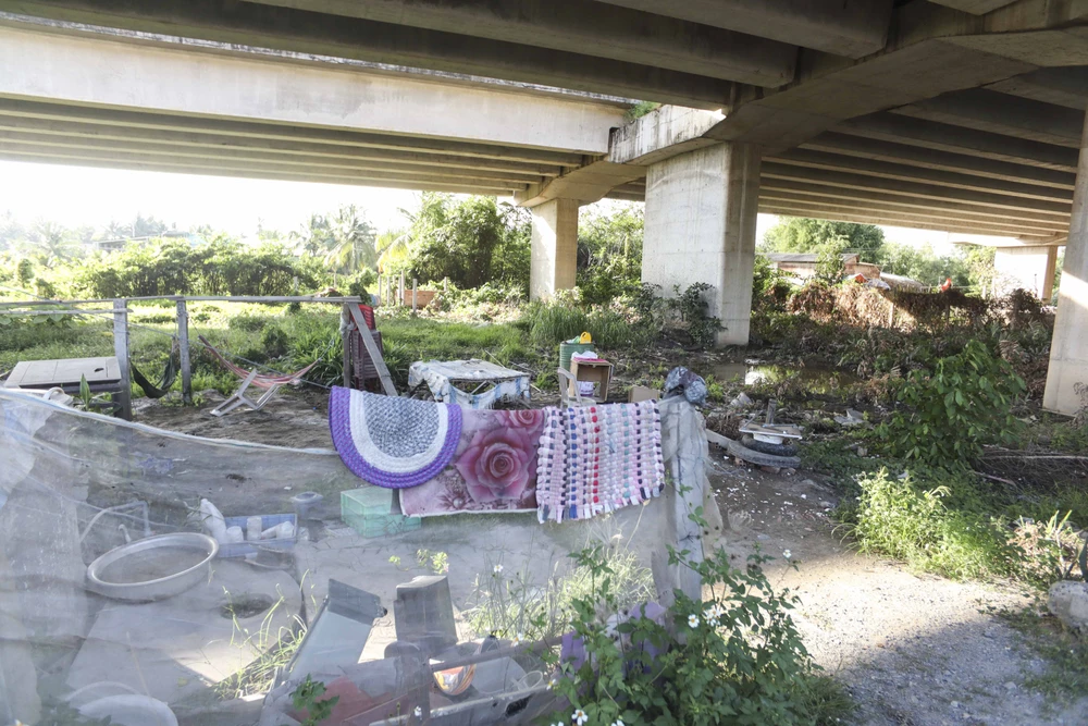 Đoạn phía dưới cao tốc thuộc địa bàn xã Hướng Thọ Phú bị người dân phá hàng rào làm nơi chứa vật dụng gia đình, gây mất vẻ mỹ quan. Ảnh: HUỲNH DU Đoạn phía dưới cao tốc thuộc địa bàn xã Hướng Thọ Phú bị người dân phá hàng rào làm nơi chứa vật dụng gia đình, gây mất vẻ mỹ quan. Ảnh: HUỲNH DU