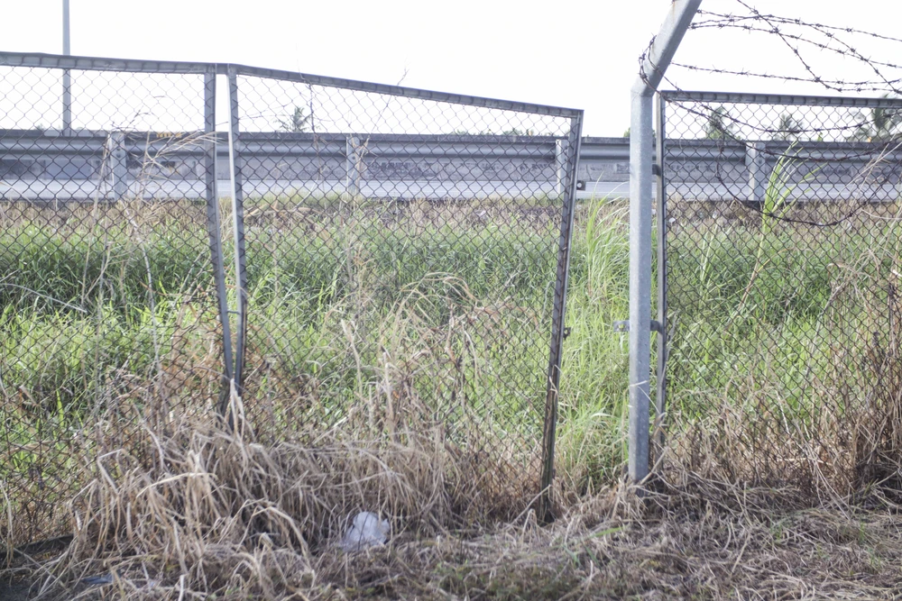 Các bu - lông hàng rào cao tốc bị tháo dỡ tạo nơi ra vào cao tốc. Ảnh: HUỲNH DU Các bu - lông hàng rào cao tốc bị tháo dỡ tạo nơi ra vào cao tốc. Ảnh: HUỲNH DU