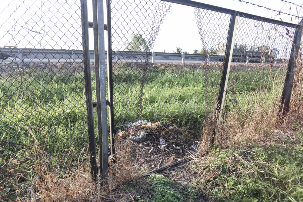 Những đoạn bị cắt và cặp theo hàng rào cao tốc làm nơi để người dân vứt rác bỏ nơi đây. Ảnh: HUỲNH DU Những đoạn bị cắt và cặp theo hàng rào cao tốc làm nơi để người dân vứt rác bỏ nơi đây. Ảnh: HUỲNH DU