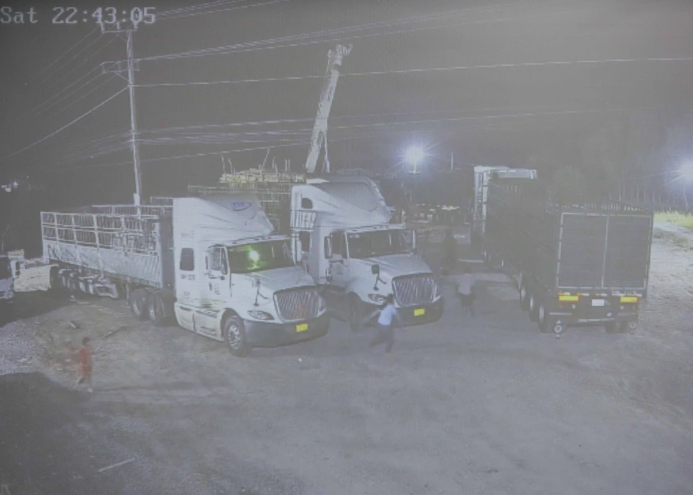 Hình ảnh lúc bị cáo Linh cầm kéo đuổi theo Chí được camera ghi lại. Ảnh: Cắt từ clip