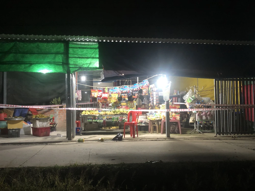 Hiện trường tại tiệm tạp hóa của chị K bị lực lượng Công an phong tỏa. Ảnh: HD