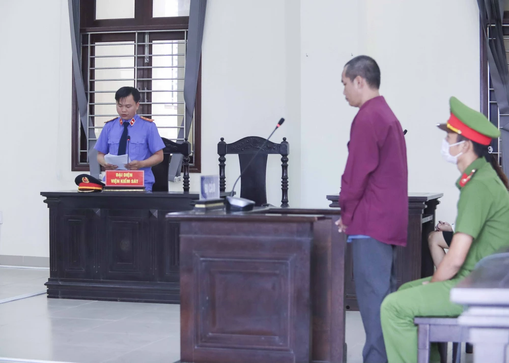 Đại diện VKS nêu quan điểm của mình tại phiên xét xử bị cáo Tuấn. Ảnh: HD