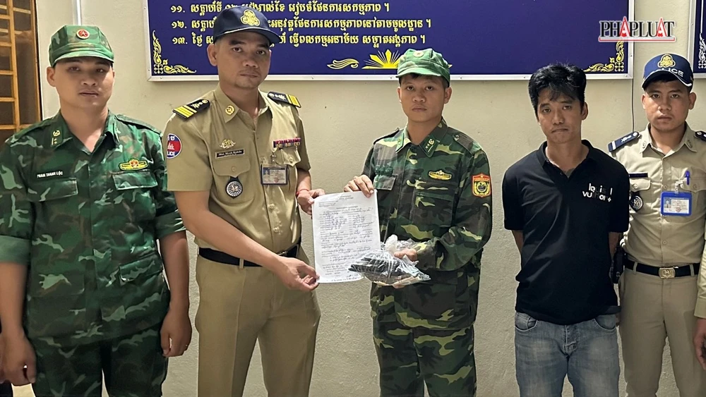 Biên Phòng Long An bắt nghi can trốn truy nã ở Campuchia.jpg