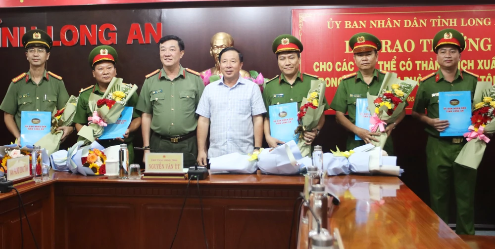 Long An Khen thưởng lực lượng công an bắt giữ nghi can bắt cóc bé gái 3 tuổi (3).JPG