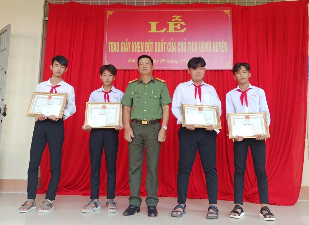 khen thưởng 4 em học sinh phát hiện quả đạn pháo.jpg