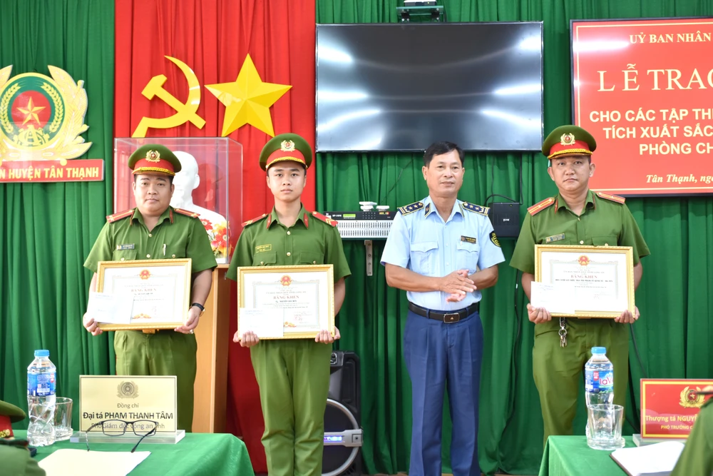 25 - 10 - 2023 CONG AN LONG AN TRAO THUONG DOT XUAT THANH TICH CHONG BUON LAU VA TRONG CONG TAC DAU-ANH-3.JPG