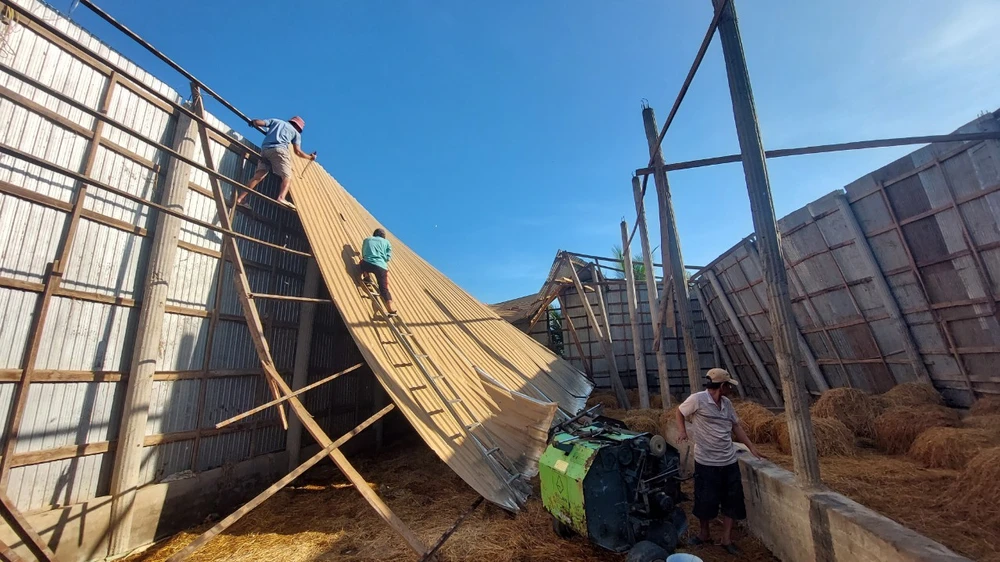 Mưa lớn kèm lốc xoáy làm tốc mái 19 căn nhà ở Long An