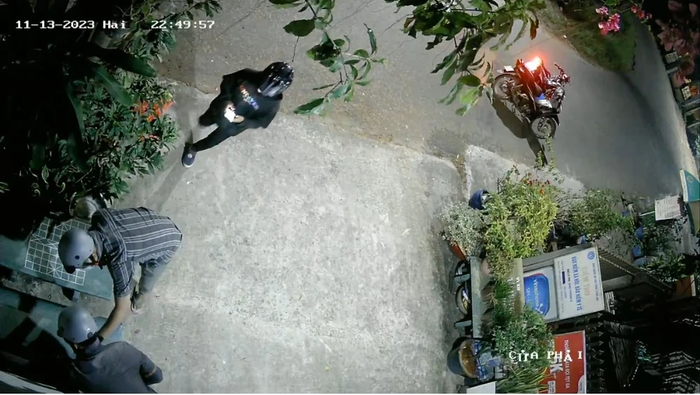 Công an bắt 3 thanh niên xịt sơn quảng cáo cá cược lên ghế đá