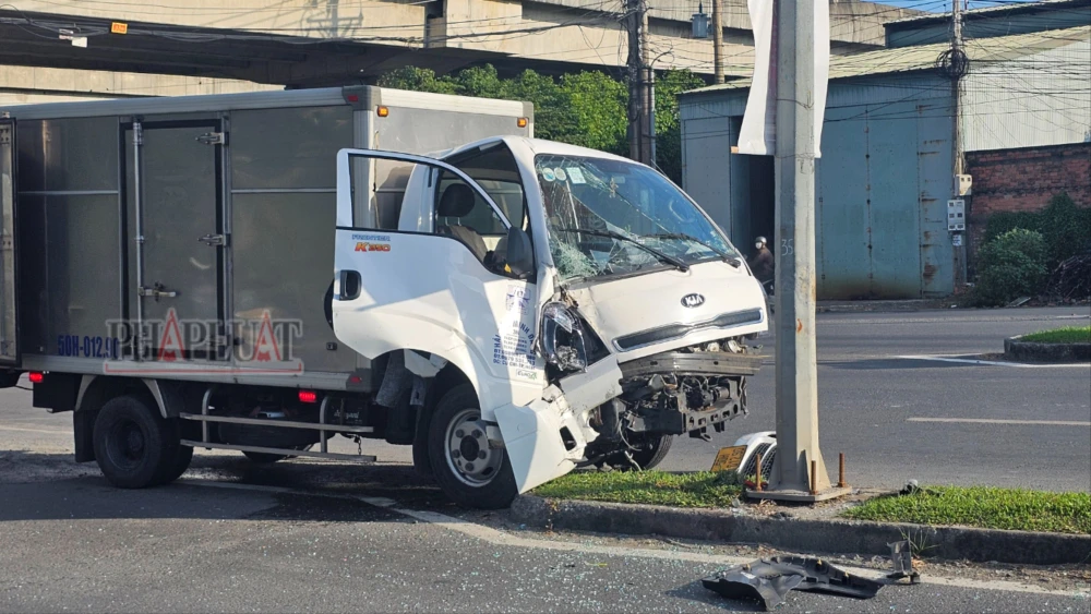 Ô tô tải mất lái.jpg