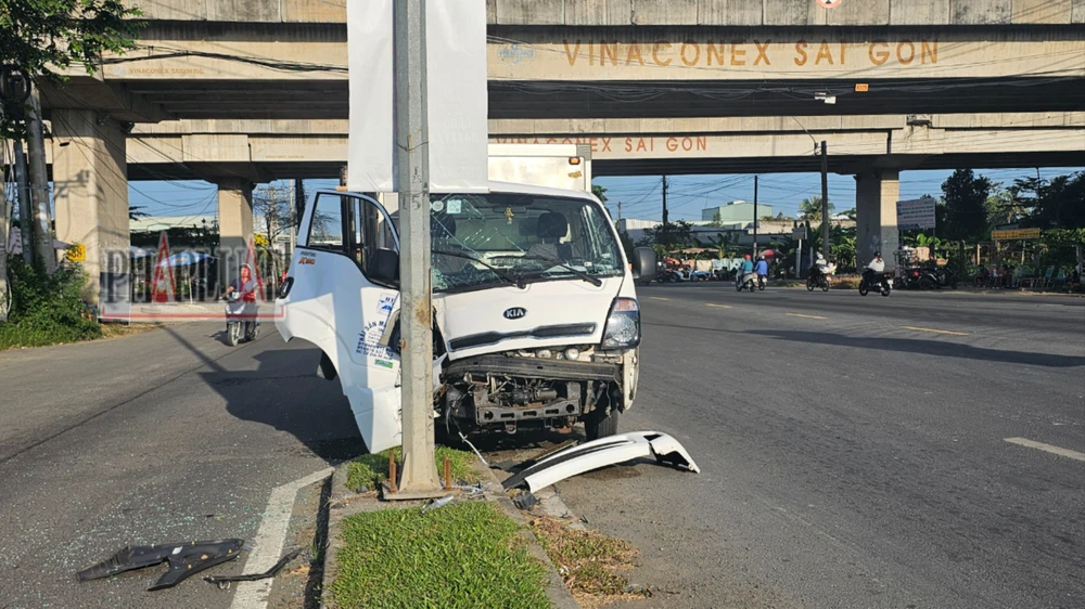 Ô tô tải mất lái.jpg