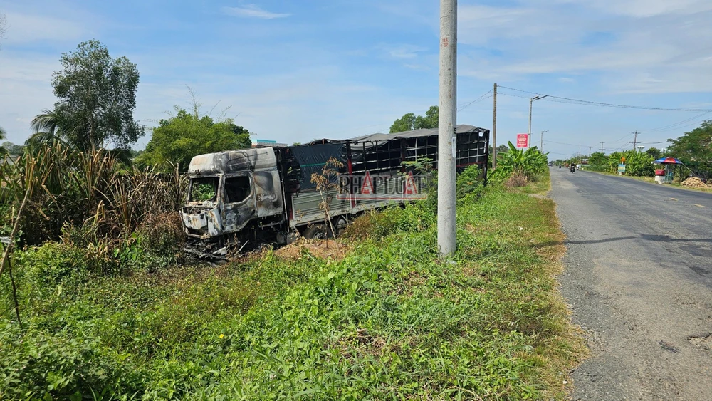 xe tải bốc cháy (7).jpg