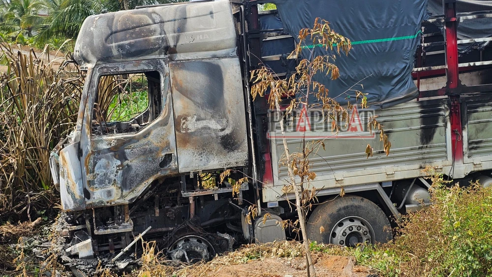 xe tải bốc cháy (9).jpg