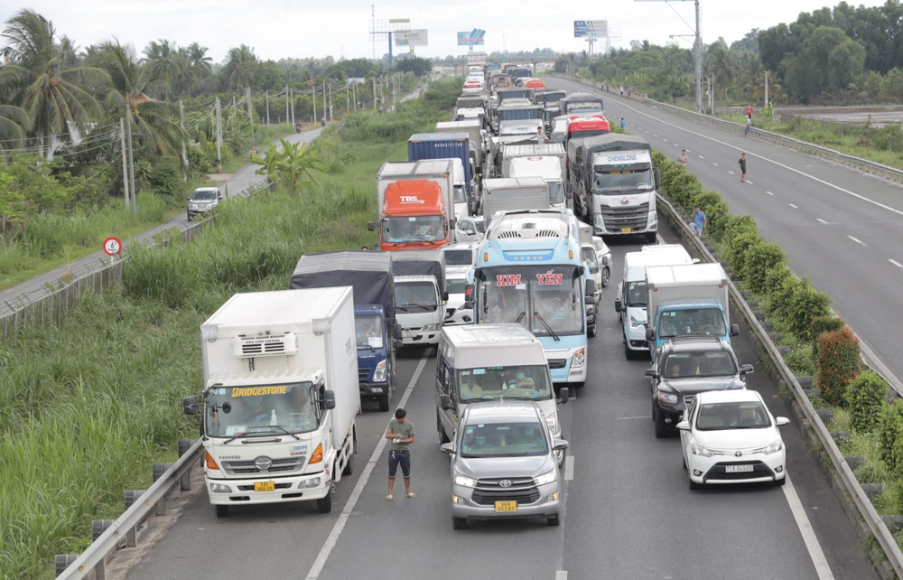 lấn làn đường khẩn cấp (1).JPG