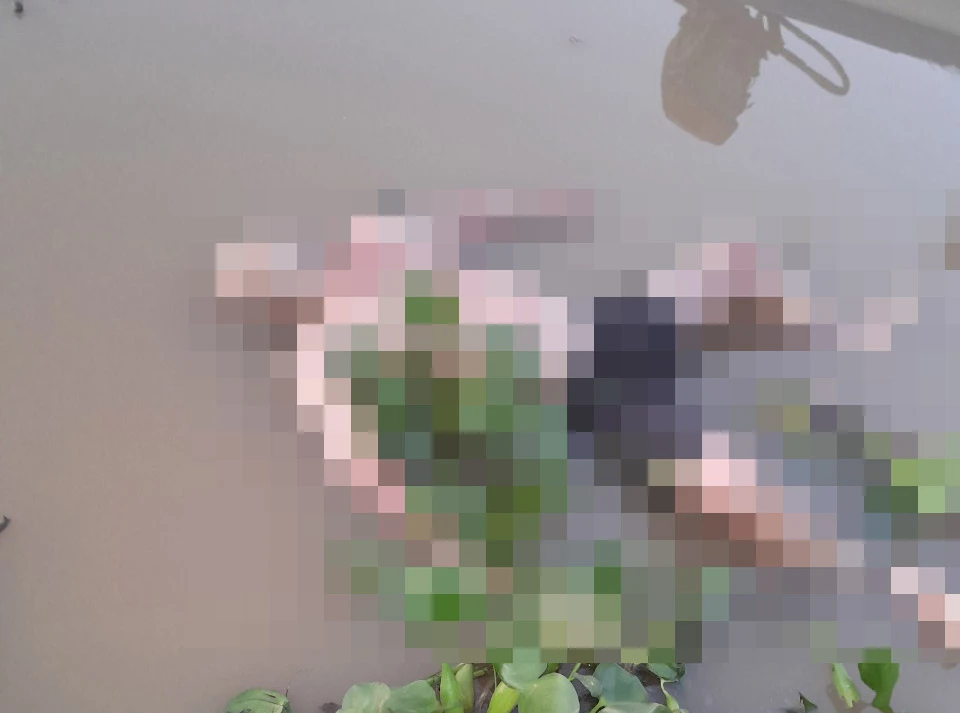 thi thể nổi dưới kênh.jpg