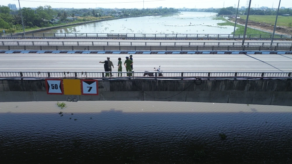 Người đàn ông nhảy cầu.jpg