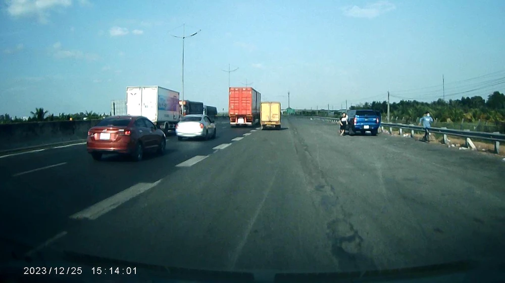 Thanh niên lẻn vào cao tốc TP.HCM – Trung Lương để cướp giật tài sản