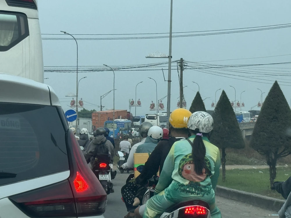 Quốc lộ 1, Quốc lộ 62 ùn ứ kéo dài vì tai nạn trên cao tốc TP.HCM – Trung Lương.jpg