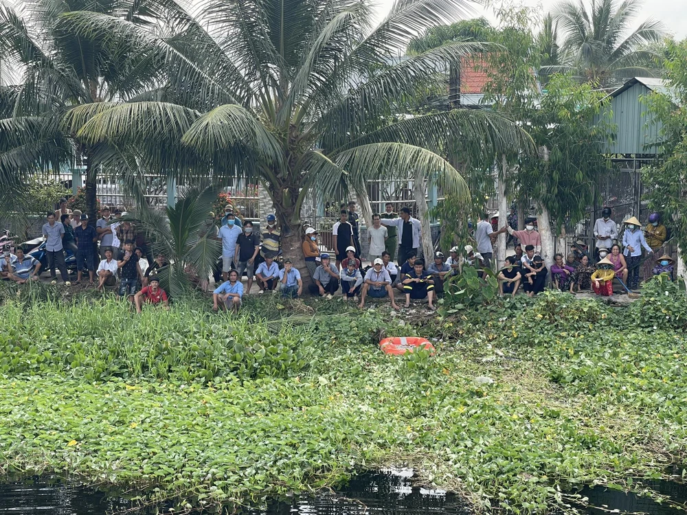 nam thanh niên 18 tuổi nhảy cầu.jpg