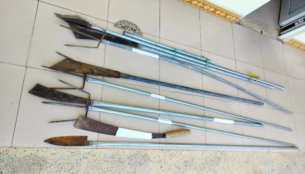 4 thanh niên mang hung khí 1.jpg