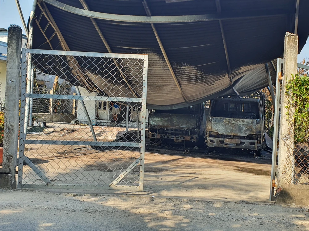 Hai ô tô tải bị cháy rụi.jpg