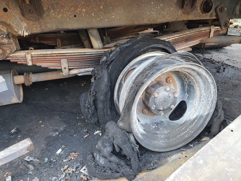 Hai ô tô tải bị cháy rụi.jpg