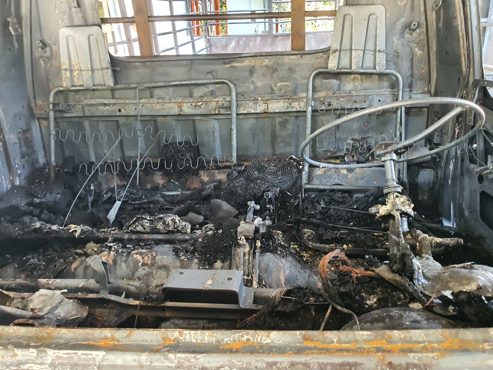 Hai ô tô tải bị cháy rụi.jpg