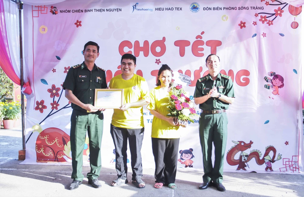 Chợ tết yêu thương.JPG