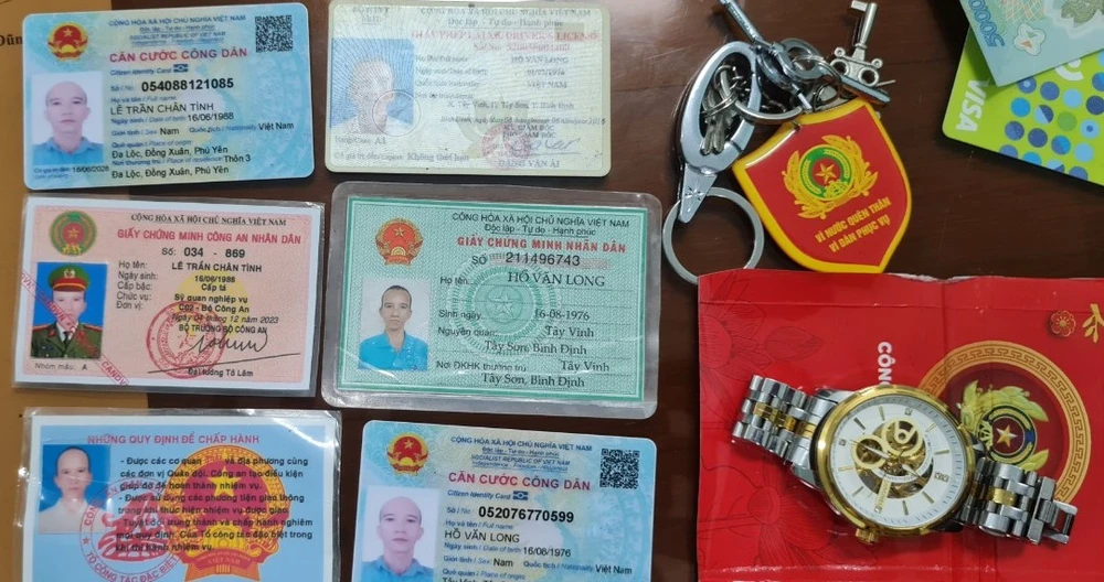 Đến thăm nhà bạn gái, giả danh công an để làm oai