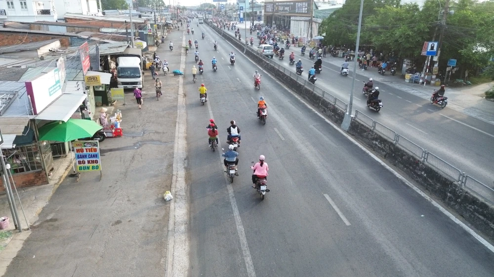 ngược chiều trên quốc lộ 1 (3).JPG