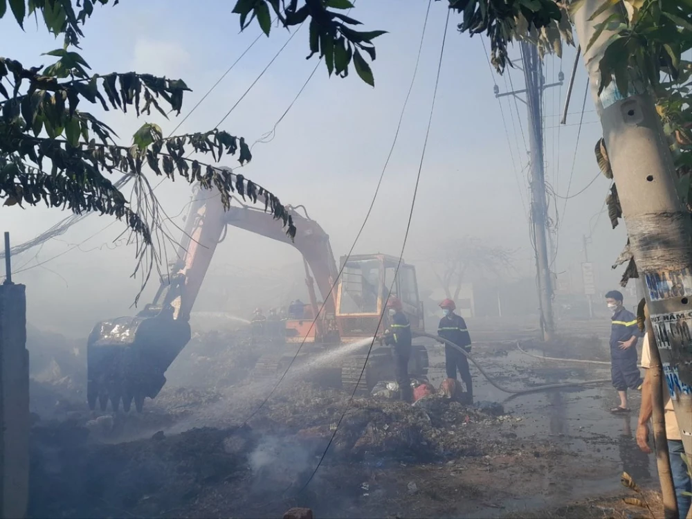 Cháy kho chứa phế liệu.jpg